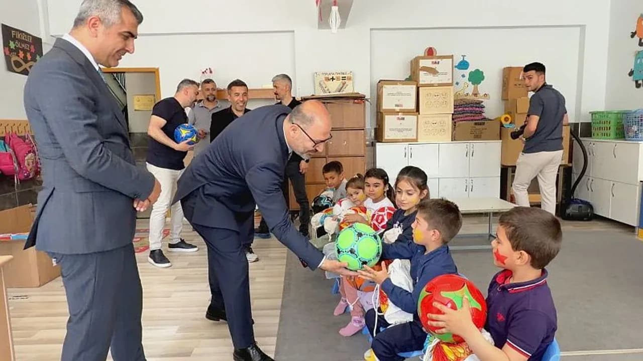Bahçelievler'den Pazarcık'a Anlamlı Köprü: Öğretmenler Sahneye Çıktı Bahçelievler'den Pazarcık'a Anlamlı Köprü: Öğretmenler Sahneye Çıktı