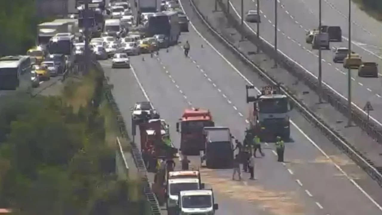 Eyüpsultan'da zincirleme kaza: Yol temizliği ekibine çarptı, 6 yaralı Eyüpsultan'da zincirleme kaza: Yol temizliği ekibine çarptı, 6 yaralı