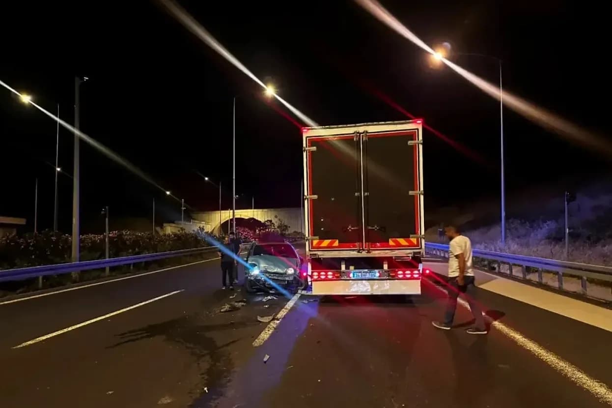Gebze-İzmir Otoyolu'nda Sır Perdesi: Kamyona Çarpıp Aracını Bırakıp Kaçtı Gebze-İzmir Otoyolu'nda Sır Perdesi: Kamyona Çarpıp Aracını Bırakıp Kaçtı