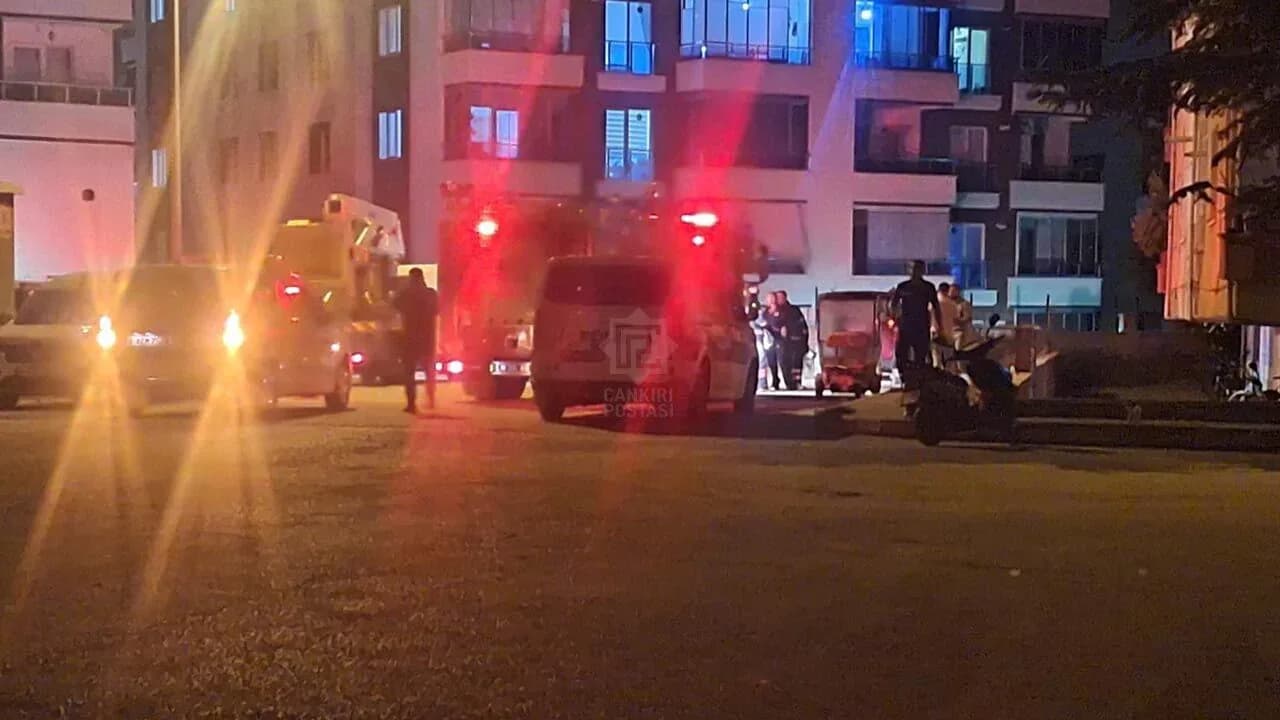 Çankırı'da Trajik Girişim: Bunalıma Giren Genç Evini Canlı Yayında Yakmaya Çalıştı Çankırı'da Trajik Girişim: Bunalıma Giren Genç Evini Canlı Yayında Yakmaya Çalıştı