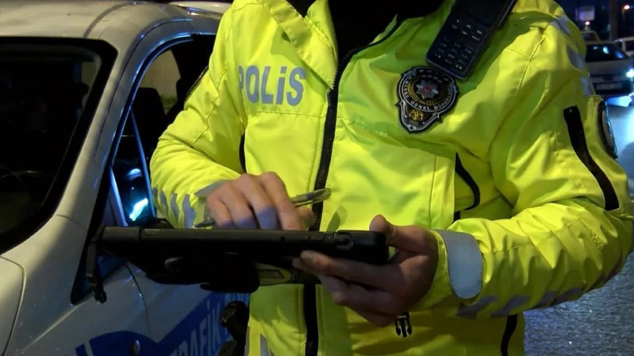 Kula'da Polisten Kaçan Sürücüye Rekor Ceza: Tam 147 Bin TL Kula'da Polisten Kaçan Sürücüye Rekor Ceza: Tam 147 Bin TL