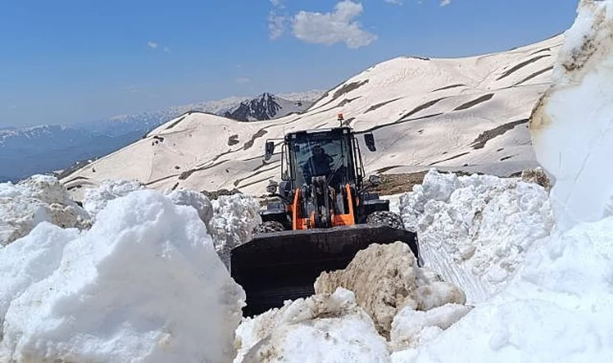 Haziran'da 3 Metre Kar: Hakkari ve Van Arasında Zorlu Ulaşım Mücadelesi Haziran'da 3 Metre Kar: Hakkari ve Van Arasında Zorlu Ulaşım Mücadelesi