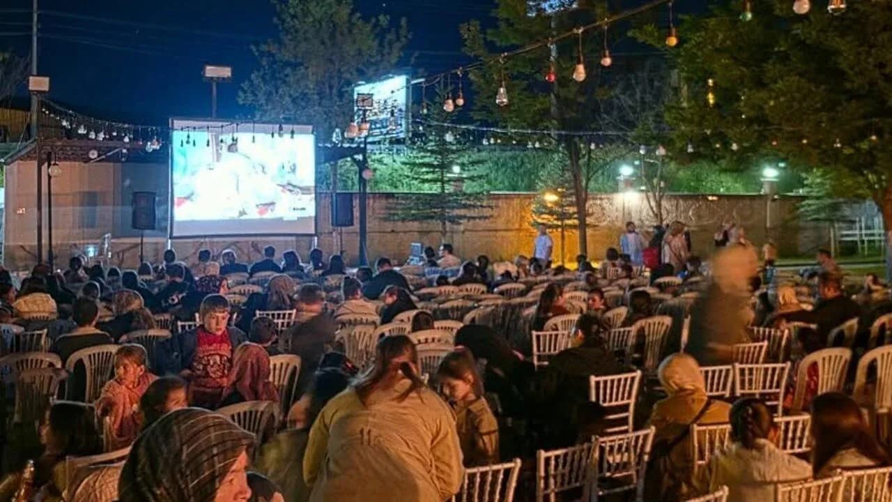 Kurşunlu'da Nostalji Rüzgarı: Hababam Sınıfı ve Dilek Balonları ile Renkli Gece Kurşunlu'da Nostalji Rüzgarı: Hababam Sınıfı ve Dilek Balonları ile Renkli Gece