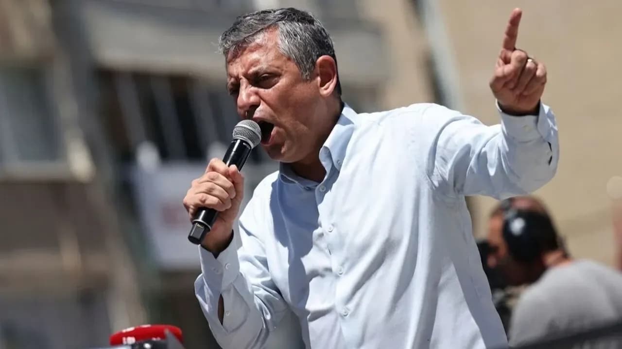 CHP'de Hareketli Saatler: Özgür Özel'den 'Darbe' ve 'İşgal' Çıkışı CHP'de Hareketli Saatler: Özgür Özel'den 'Darbe' ve 'İşgal' Çıkışı