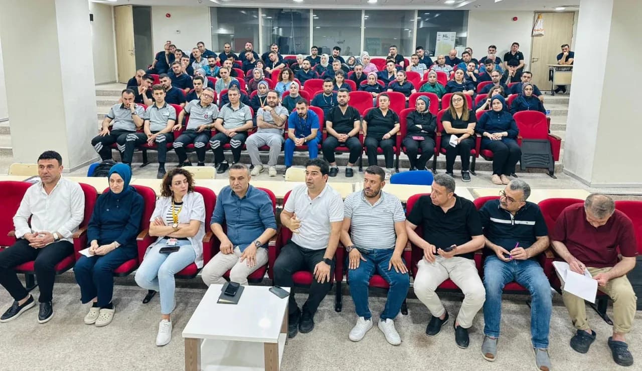 Siirt Eğitim ve Araştırma Hastanesi'nde Çalışanların Talepleri Masaya Yatırıldı Siirt Eğitim ve Araştırma Hastanesi'nde Çalışanların Talepleri Masaya Yatırıldı