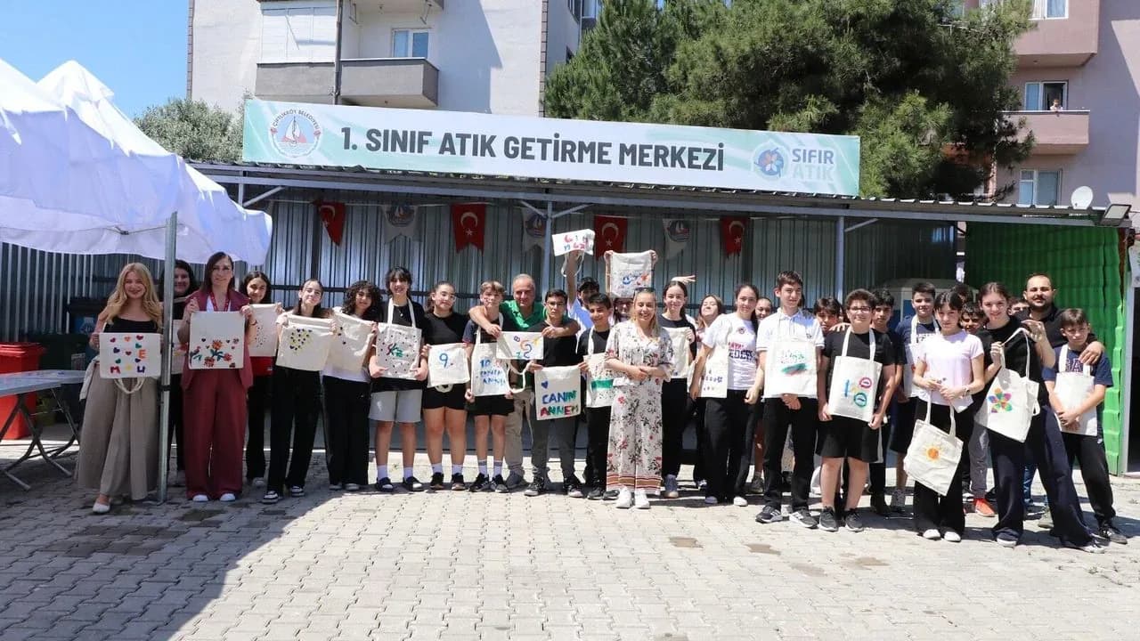 Yalova'da Öğrencilerden Anlamlı Hareket: 23 Kilogram Atık Yağ Geri Dönüşüme Yalova'da Öğrencilerden Anlamlı Hareket: 23 Kilogram Atık Yağ Geri Dönüşüme