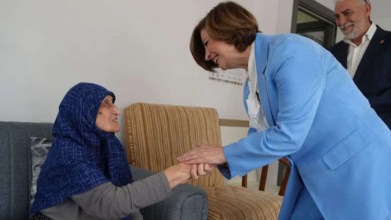 Eskişehir'de Kuşaklararası Köprü: Başkan Ünlüce'den 93 Yıllık Hafızaya Ziyaret Eskişehir'de Kuşaklararası Köprü: Başkan Ünlüce'den 93 Yıllık Hafızaya Ziyaret