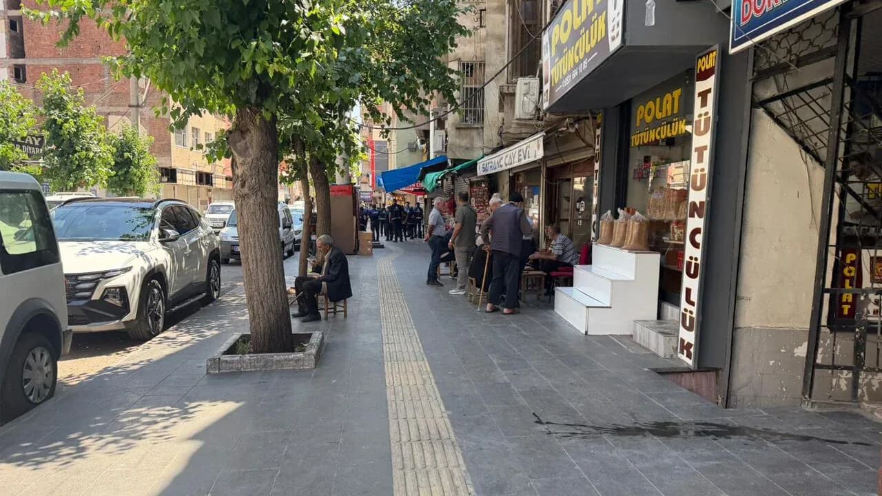 Diyarbakır'da Kaldırım Operasyonu: Yayalar İçin Yeni Dönem Başladı Diyarbakır'da Kaldırım Operasyonu: Yayalar İçin Yeni Dönem Başladı