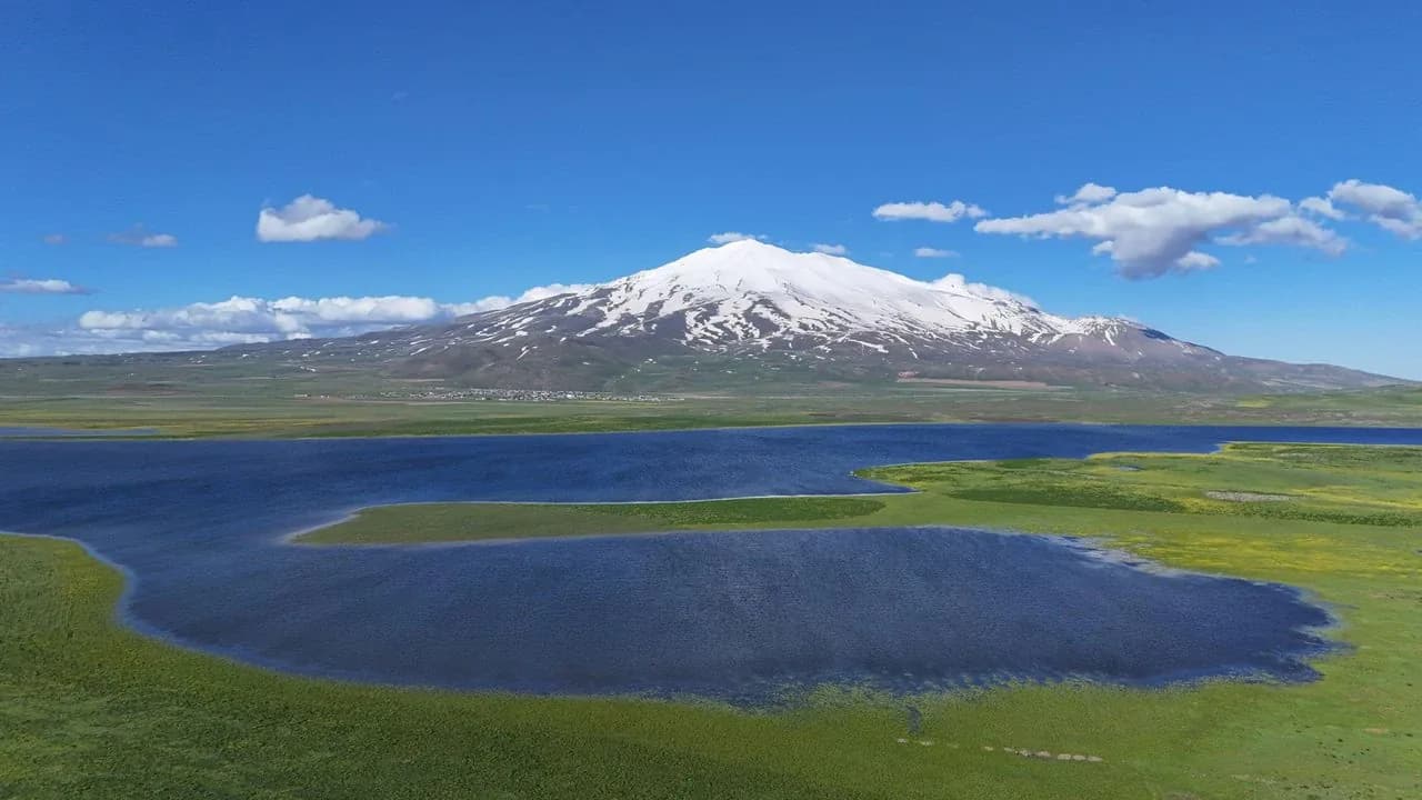 Van'ın Saklı Cenneti Cil Gölü: Süphan Dağı Eteklerinde Bir Doğa Harikası Van'ın Saklı Cenneti Cil Gölü: Süphan Dağı Eteklerinde Bir Doğa Harikası