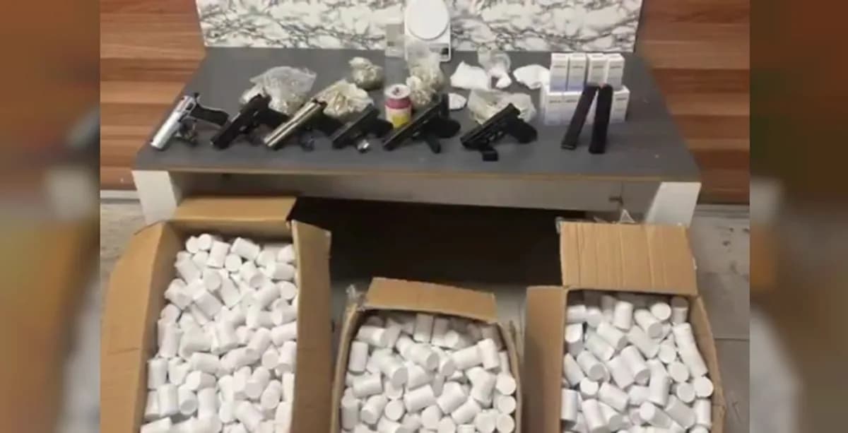Zeytinburnu'nda Narkotik Darbesi: 60 Bin Hap ve Ruhsatsız Silahlar Ele Geçirildi Zeytinburnu'nda Narkotik Darbesi: 60 Bin Hap ve Ruhsatsız Silahlar Ele Geçirildi