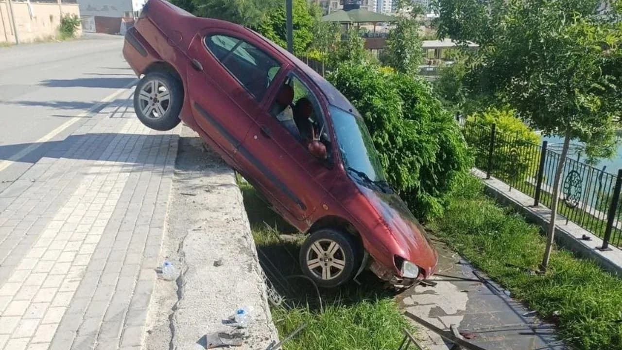 Malatya'da Korku Dolu Anlar: Otomobil Dereye Düşerken Duvara Asılı Kaldı Malatya'da Korku Dolu Anlar: Otomobil Dereye Düşerken Duvara Asılı Kaldı