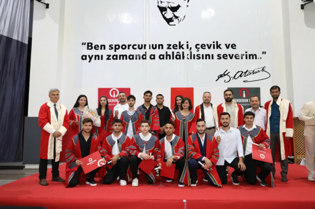 İSTE İskenderun Meslek Yüksekokulu'nda Mezuniyet Coşkusu: Gençler Kep Attı İSTE İskenderun Meslek Yüksekokulu'nda Mezuniyet Coşkusu: Gençler Kep Attı