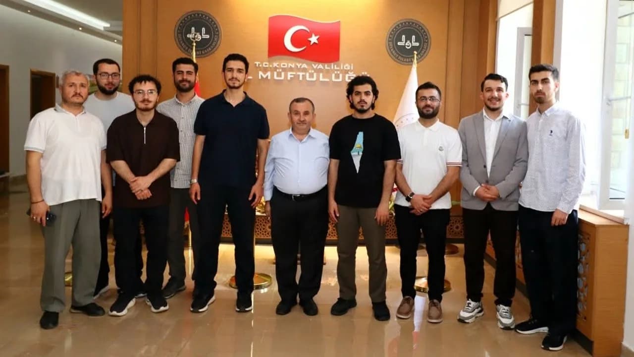 Konya'da Gençlerin Büyük Başarısı: Umre Ödüllü Öğrencilerden Müftülüğe Ziyaret Konya'da Gençlerin Büyük Başarısı: Umre Ödüllü Öğrencilerden Müftülüğe Ziyaret