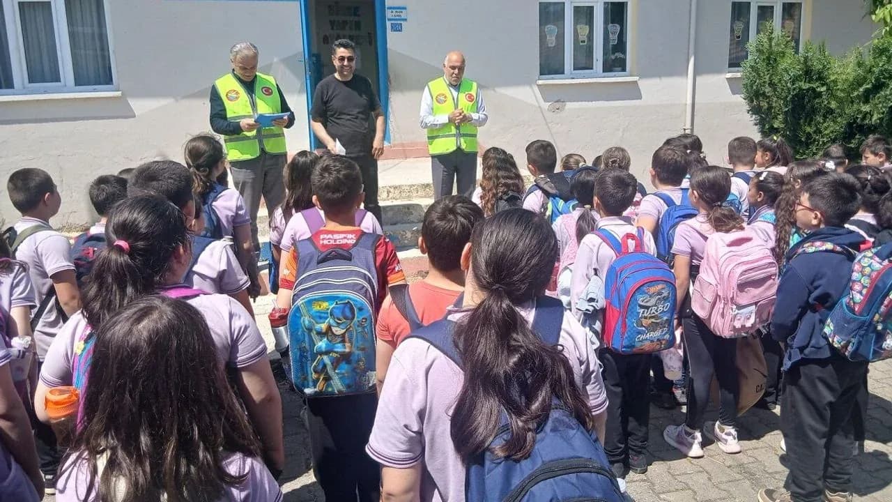 Geleceğin Pilotları Sinop'ta Yetişiyor: THK'dan Lala Köyü'ne Havacılık Seferberliği Geleceğin Pilotları Sinop'ta Yetişiyor: THK'dan Lala Köyü'ne Havacılık Seferberliği