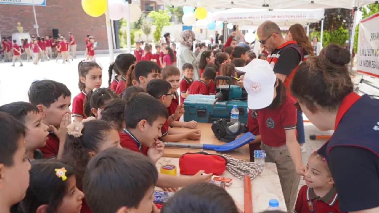 Şırnak'ta Öğrenciler 'Sağlık Elçisi' Oldu: Okul Bahçesi Kampüse Döndü Şırnak'ta Öğrenciler 'Sağlık Elçisi' Oldu: Okul Bahçesi Kampüse Döndü