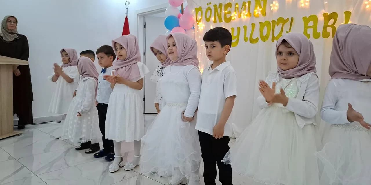 Kırıkkale Nokta Camii'nde Miniklerin Büyük Heyecanı: 4-6 Yaş Kursu Yıl Sonu Programı Kırıkkale Nokta Camii'nde Miniklerin Büyük Heyecanı: 4-6 Yaş Kursu Yıl Sonu Programı