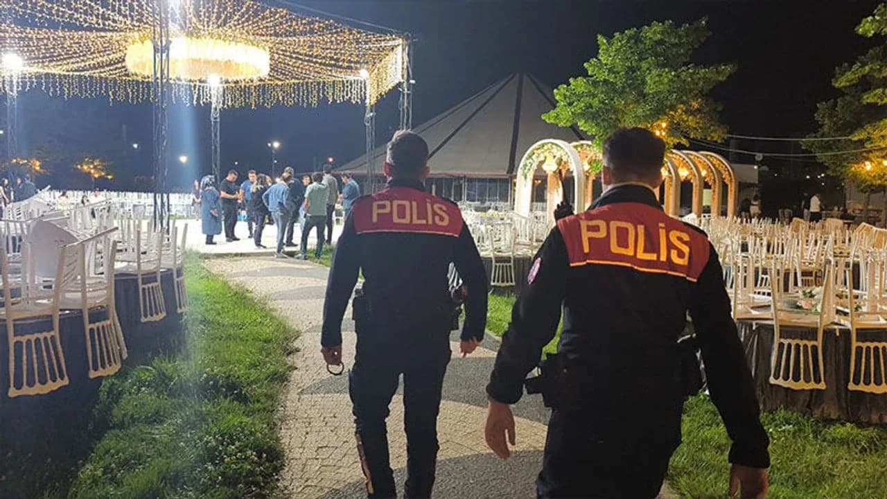 Kütahya'da Mezuniyet Sevinci Kanlı Bitti: 'Yan Bakma' Kavgası Yaralandırdı Kütahya'da Mezuniyet Sevinci Kanlı Bitti: 'Yan Bakma' Kavgası Yaralandırdı