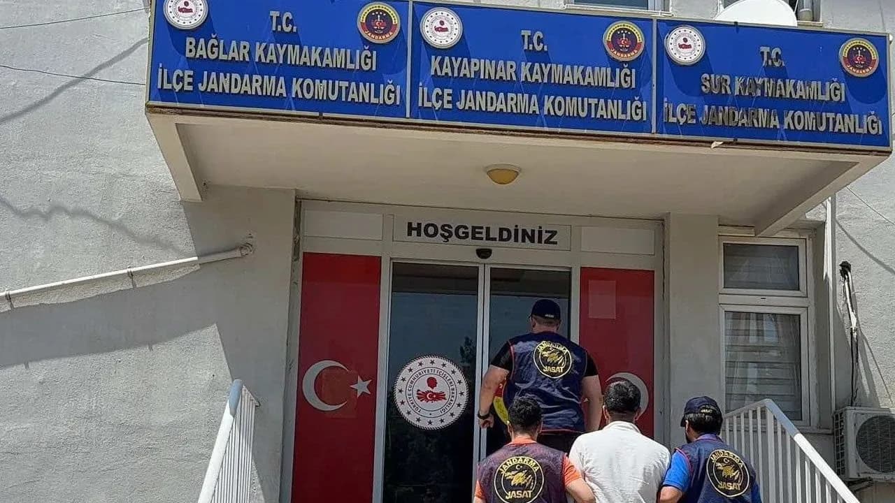Diyarbakır'da Dev Operasyon: Haklarında Hapis Cezası Bulunan 149 Kişi Yakalandı Diyarbakır'da Dev Operasyon: Haklarında Hapis Cezası Bulunan 149 Kişi Yakalandı