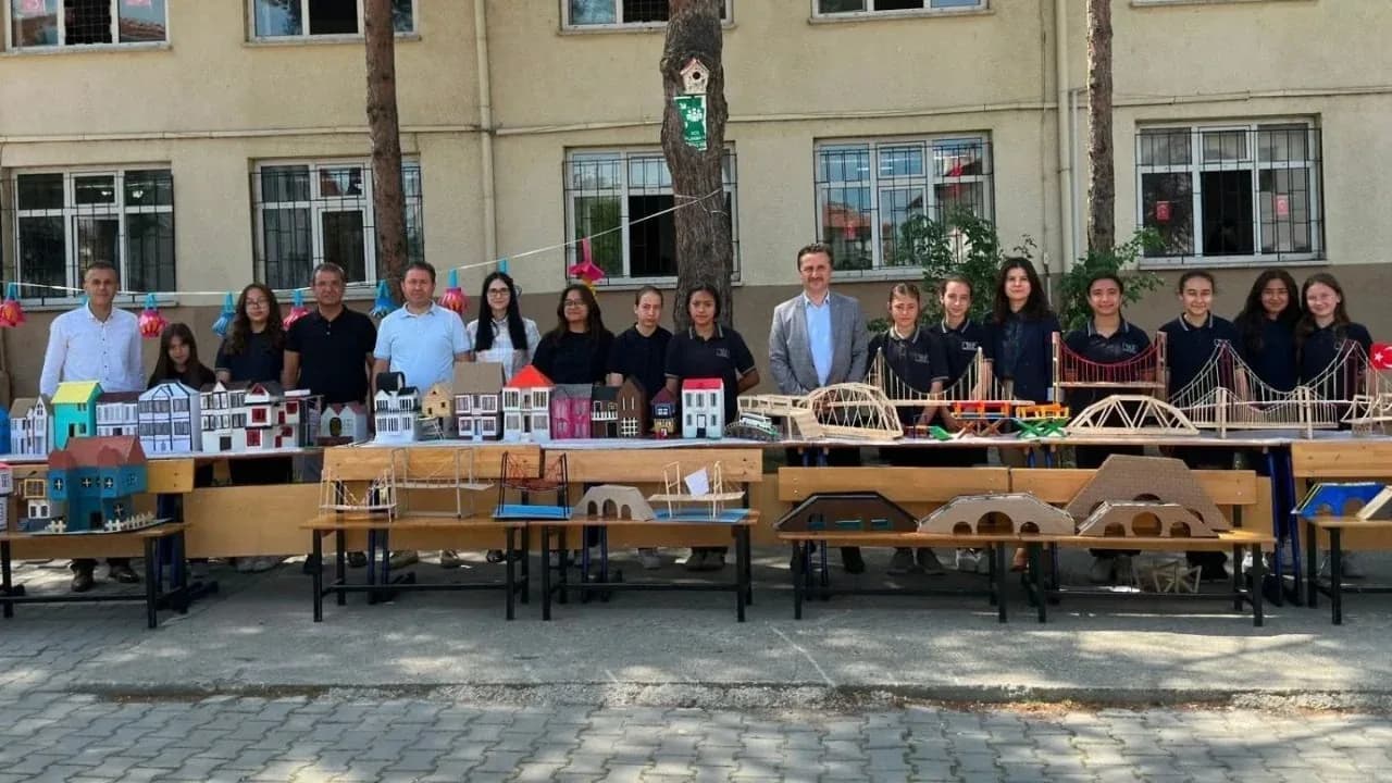 Taşköprü Atatürk Ortaokulu'nda Geleceğin Tasarımları Sergilendi Taşköprü Atatürk Ortaokulu'nda Geleceğin Tasarımları Sergilendi
