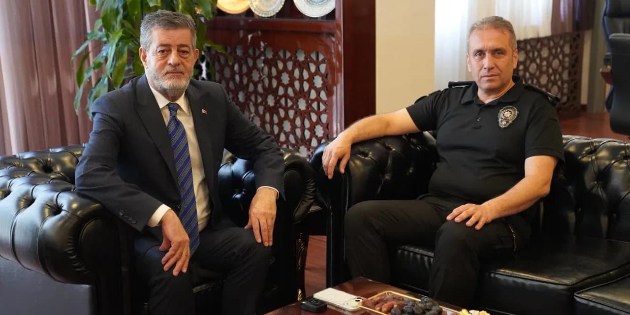 Şırnak'ta Anlamlı Ziyaret: Emniyet Müdürü Sazak'tan Başkan Yarka'ya Hac Tebriği Şırnak'ta Anlamlı Ziyaret: Emniyet Müdürü Sazak'tan Başkan Yarka'ya Hac Tebriği
