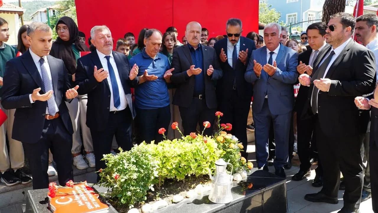 Şehit Öğretmen Aybüke Yalçın'ın İsmindeki Hüzünlü Sır: Hocalı Katliamı Detayı Şehit Öğretmen Aybüke Yalçın'ın İsmindeki Hüzünlü Sır: Hocalı Katliamı Detayı