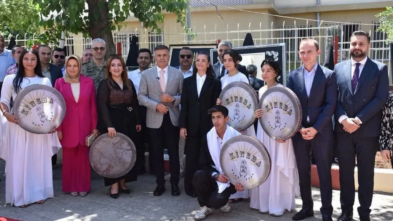 Siverek'te Hayat Boyu Öğrenme Rüzgarı: Kursiyerlerin Emeği Sergiyle Taçlandı Siverek'te Hayat Boyu Öğrenme Rüzgarı: Kursiyerlerin Emeği Sergiyle Taçlandı