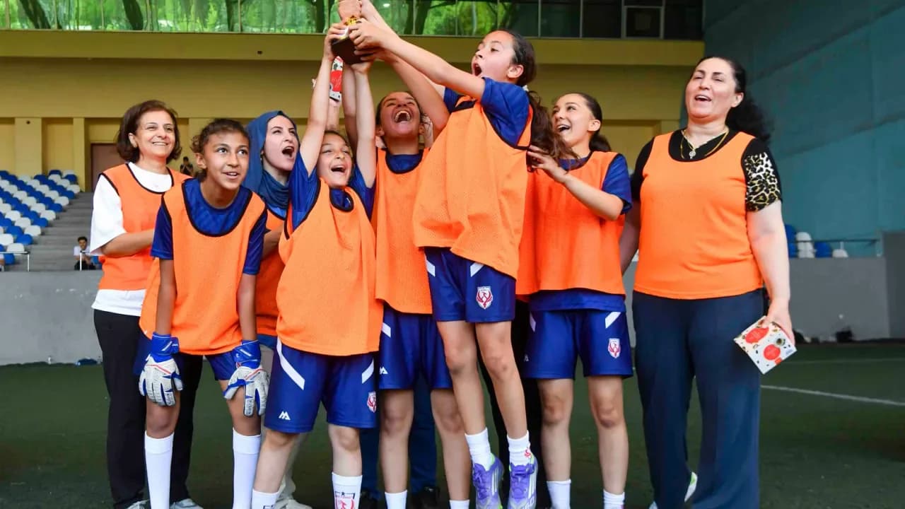Ankara'da Anneler ve Kızları Sahaya İndi: Duygusal Futbol Turnuvası Ankara'da Anneler ve Kızları Sahaya İndi: Duygusal Futbol Turnuvası