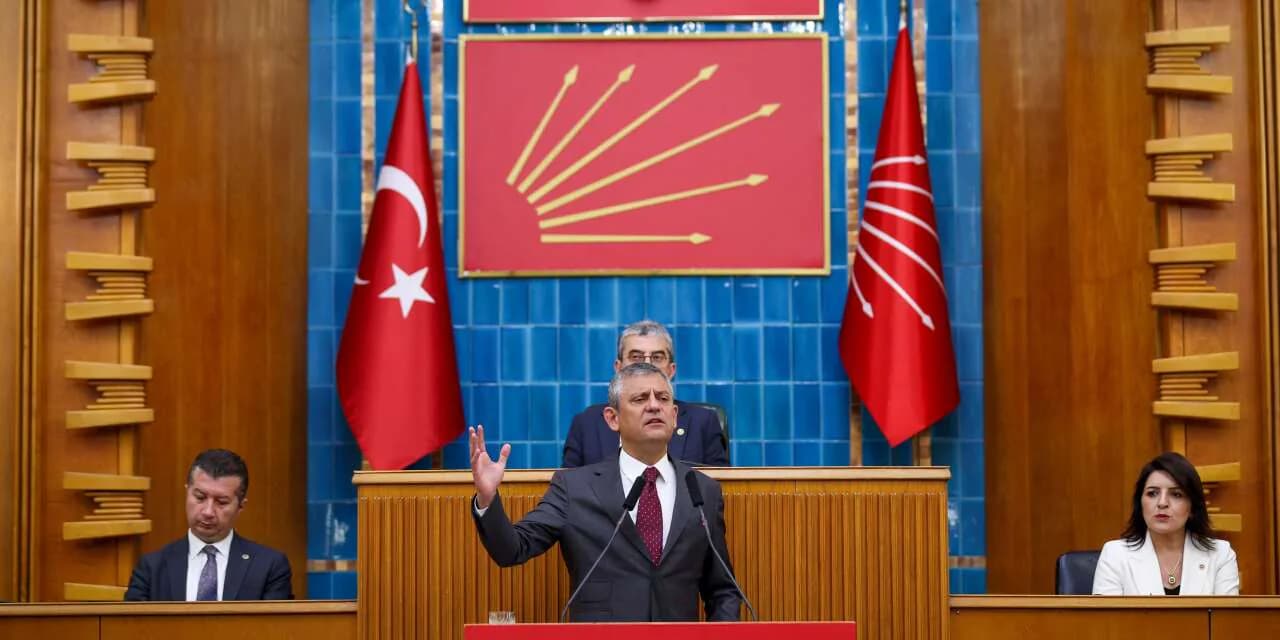 Özgür Özel'den 'Demokratik Direniş' Vurgusu: Teslim Olmamaktır Özgür Özel'den 'Demokratik Direniş' Vurgusu: Teslim Olmamaktır