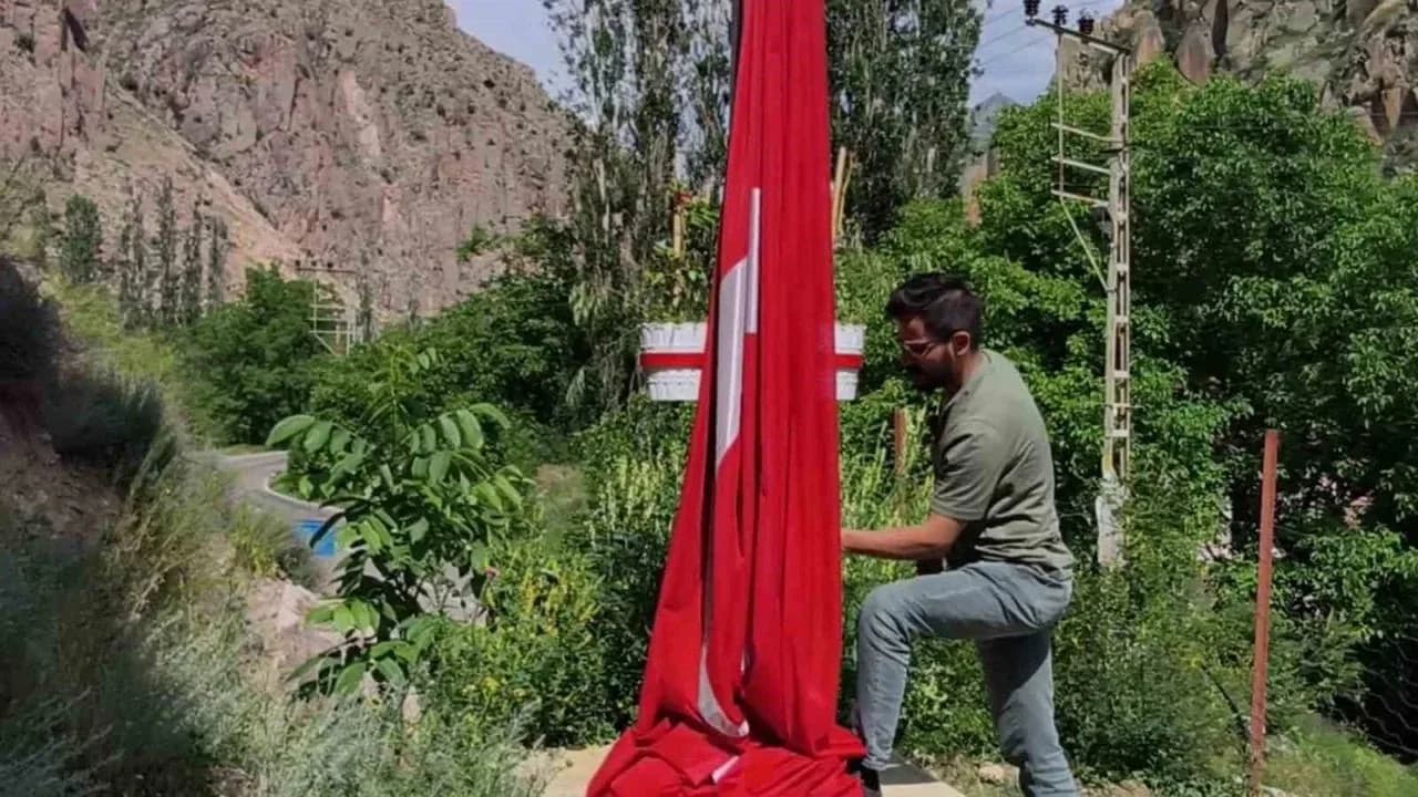 Erzurum'da Duygulandıran Dayanışma: Soğukluk Mağarası'nın Sembolü Yeniden Dalgalanıyor Erzurum'da Duygulandıran Dayanışma: Soğukluk Mağarası'nın Sembolü Yeniden Dalgalanıyor