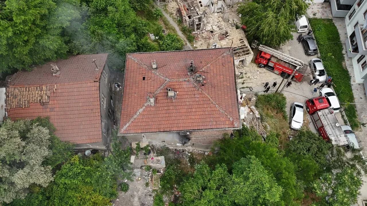 Karabük Kartaltepe Mahallesi'nde Korkutan Yangın: Evin İkinci Katı Hasar Gördü Karabük Kartaltepe Mahallesi'nde Korkutan Yangın: Evin İkinci Katı Hasar Gördü