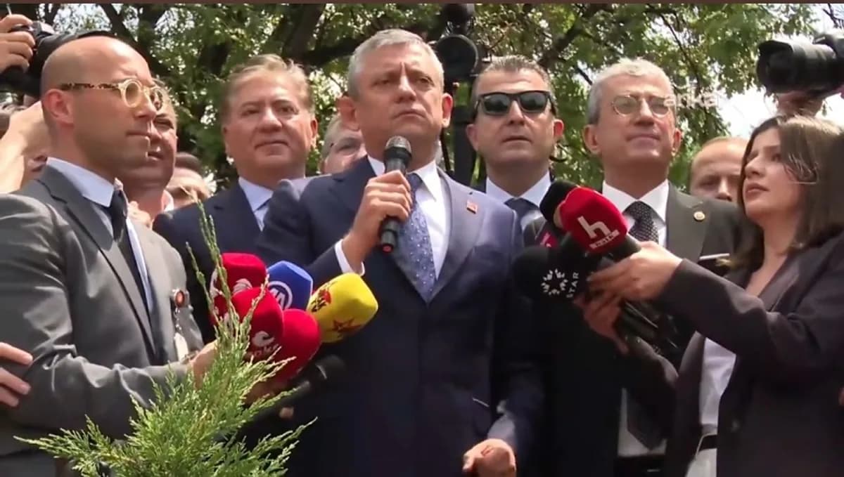Özgür Özel Meclis Kürsüsünde: 'Darbeyi Püskürttünüz' Mesajı Özgür Özel Meclis Kürsüsünde: 'Darbeyi Püskürttünüz' Mesajı