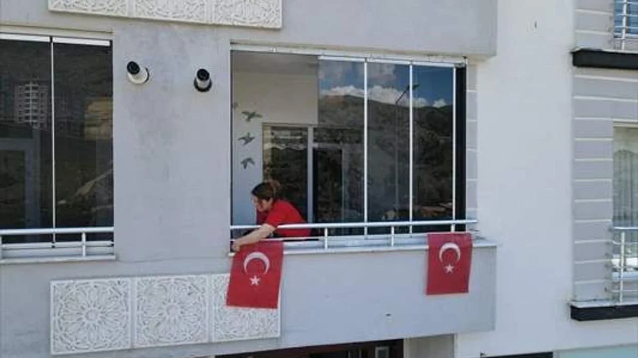 Gümüşhane'de Dünya Kupası Heyecanı: Milli Takım İçin Şehir Kırmızı Beyaza Büründü Gümüşhane'de Dünya Kupası Heyecanı: Milli Takım İçin Şehir Kırmızı Beyaza Büründü