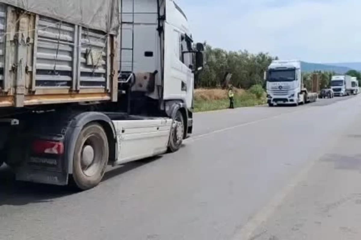 Bursa İznik'te Tırlar Çarpıştı: Baba ve Oğulun Yönettiği Araçlarda Hasar Oluştu Bursa İznik'te Tırlar Çarpıştı: Baba ve Oğulun Yönettiği Araçlarda Hasar Oluştu