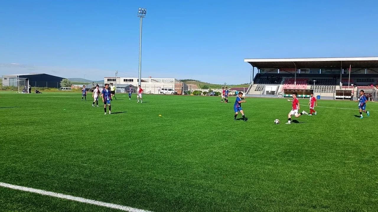 Alaca İlçe Futbol Sahası Yeni Yüzüyle Kapılarını Açtı Alaca İlçe Futbol Sahası Yeni Yüzüyle Kapılarını Açtı