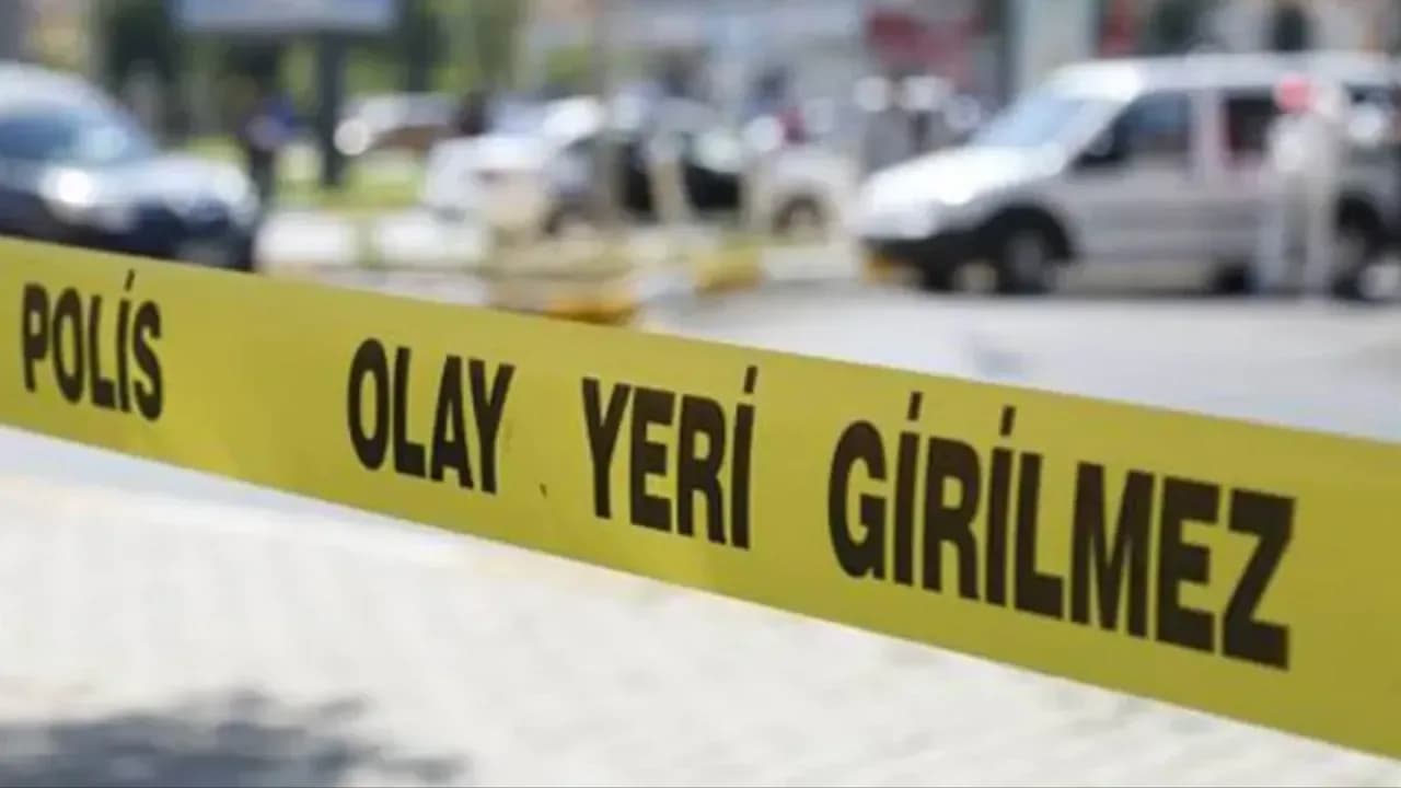 Tokat Zile'de Kötü Koku İhbarı Dehşetle Bitti: Anne ve İki Kız Kardeş Tutuklandı Tokat Zile'de Kötü Koku İhbarı Dehşetle Bitti: Anne ve İki Kız Kardeş Tutuklandı