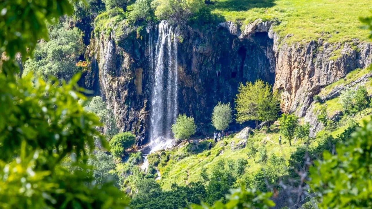Bingöl'ün Gizli Cenneti Pergasur Şelalesi Yaz Mevsiminde Ziyaretçilerini Ağarlıyor Bingöl'ün Gizli Cenneti Pergasur Şelalesi Yaz Mevsiminde Ziyaretçilerini Ağarlıyor