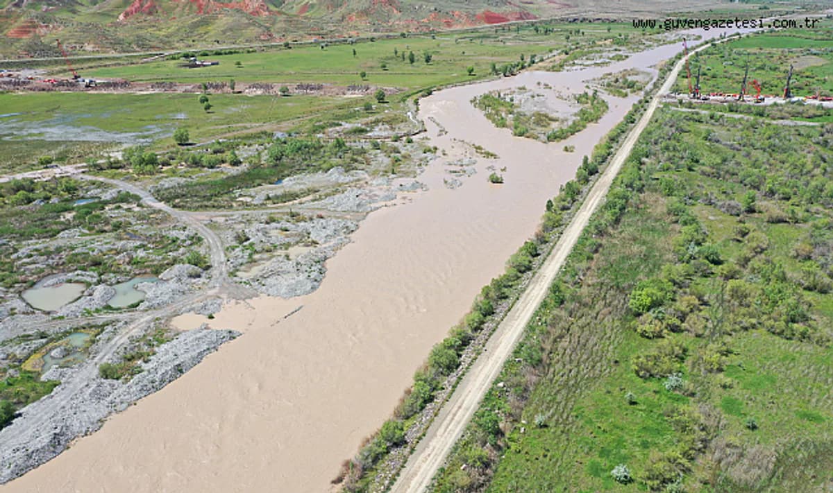 Iğdır'da Kritik Uyarı: Aras Nehri Taştı, Tarım Arazileri Risk Altında Iğdır'da Kritik Uyarı: Aras Nehri Taştı, Tarım Arazileri Risk Altında