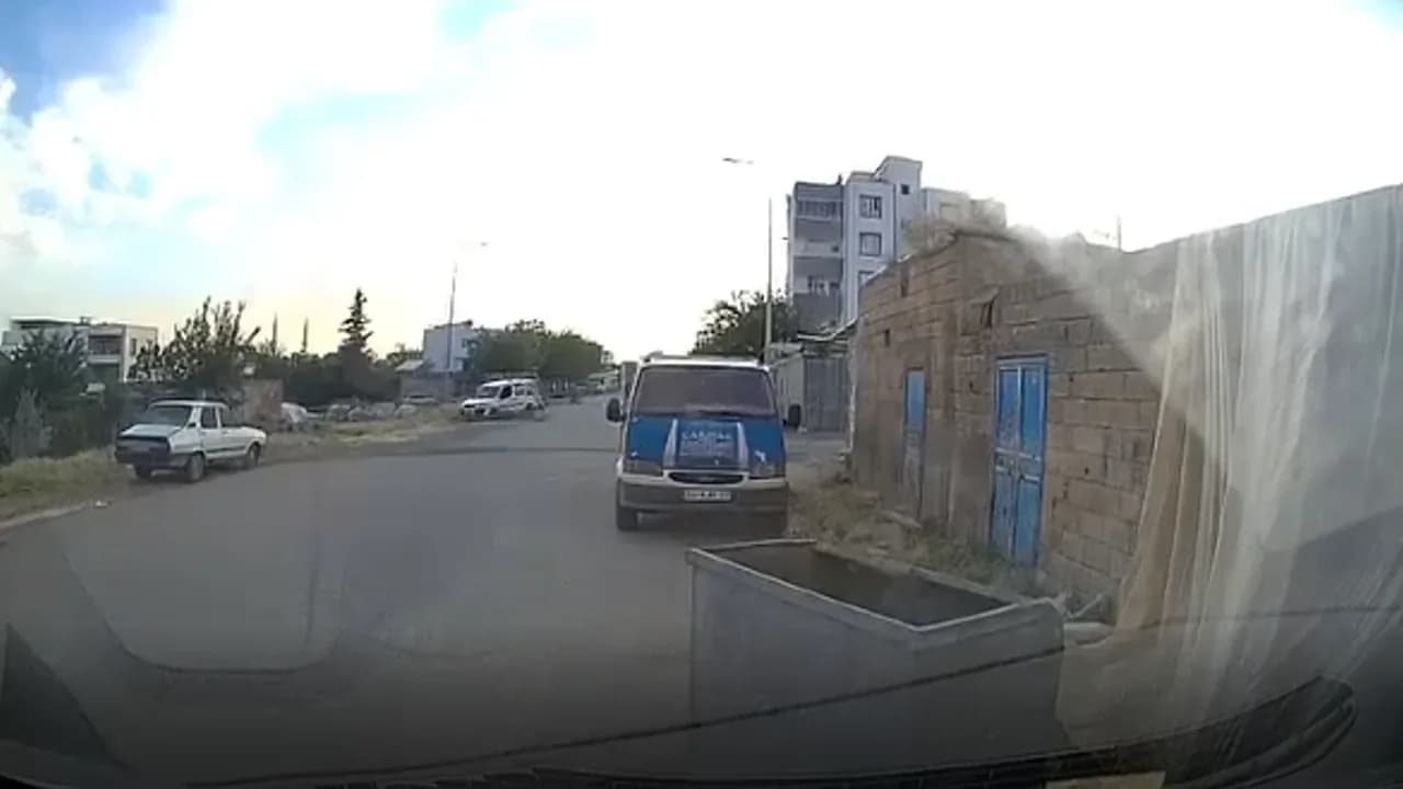 Siverek'te Korkutan Kaza: Bisikletli Çocuğun Yola Çıktığı Anlar Kamerada Siverek'te Korkutan Kaza: Bisikletli Çocuğun Yola Çıktığı Anlar Kamerada