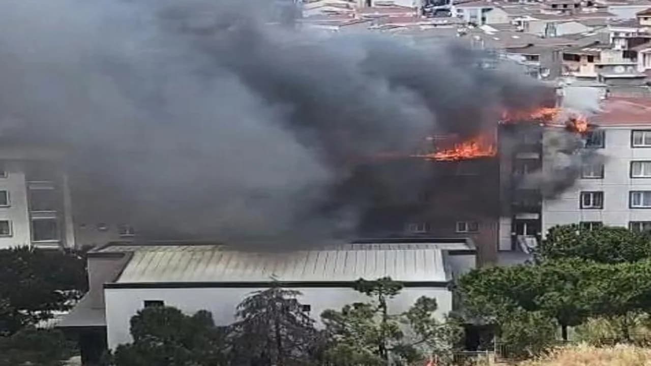 Esenyurt'ta Korkutan Yangın: Alevler 4 Binanın Çatısına Sıçradı Esenyurt'ta Korkutan Yangın: Alevler 4 Binanın Çatısına Sıçradı