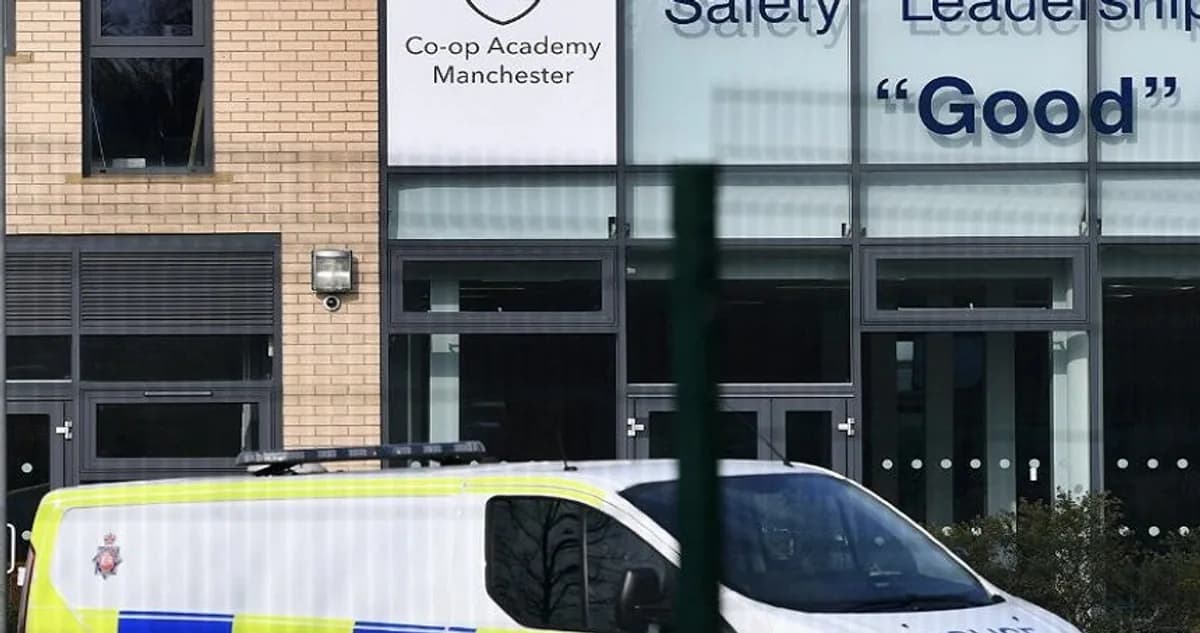 Manchester'da Lise Öğrencisinden Bıçaklı Saldırı: 3 Kişi Yaralandı Manchester'da Lise Öğrencisinden Bıçaklı Saldırı: 3 Kişi Yaralandı