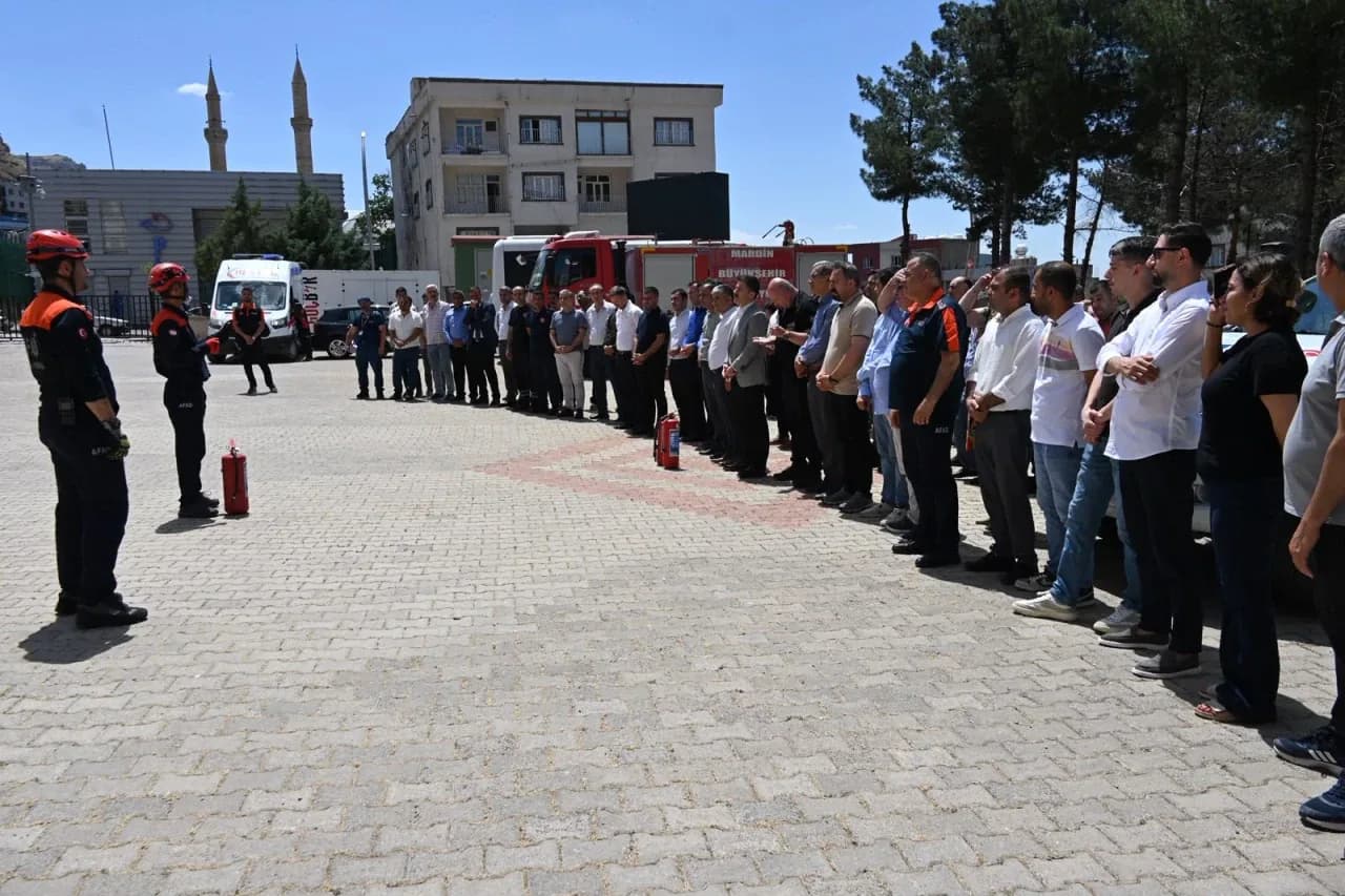 Derik'te Kamu Personeline Kritik Eğitim: AFAD'dan Yangın ve Tahliye Tatbikatı Derik'te Kamu Personeline Kritik Eğitim: AFAD'dan Yangın ve Tahliye Tatbikatı