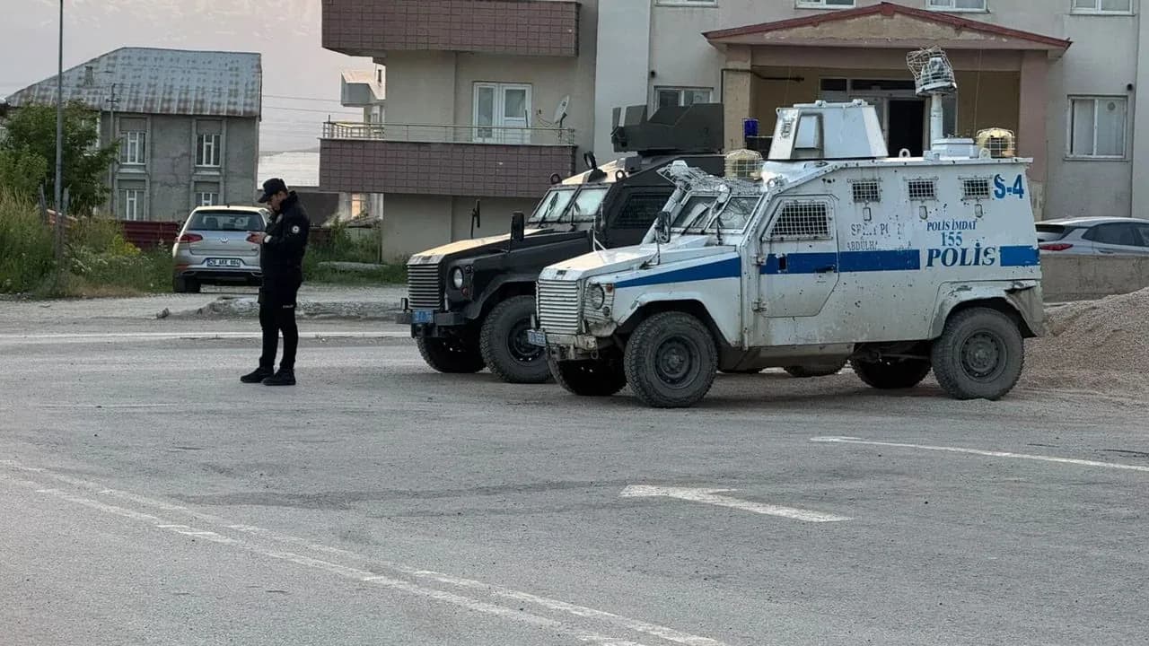 Yüksekova'da Gerginlik Mahalleye Sıçradı: 2 Grup Arasında Kavga, 5 Yaralı Yüksekova'da Gerginlik Mahalleye Sıçradı: 2 Grup Arasında Kavga, 5 Yaralı