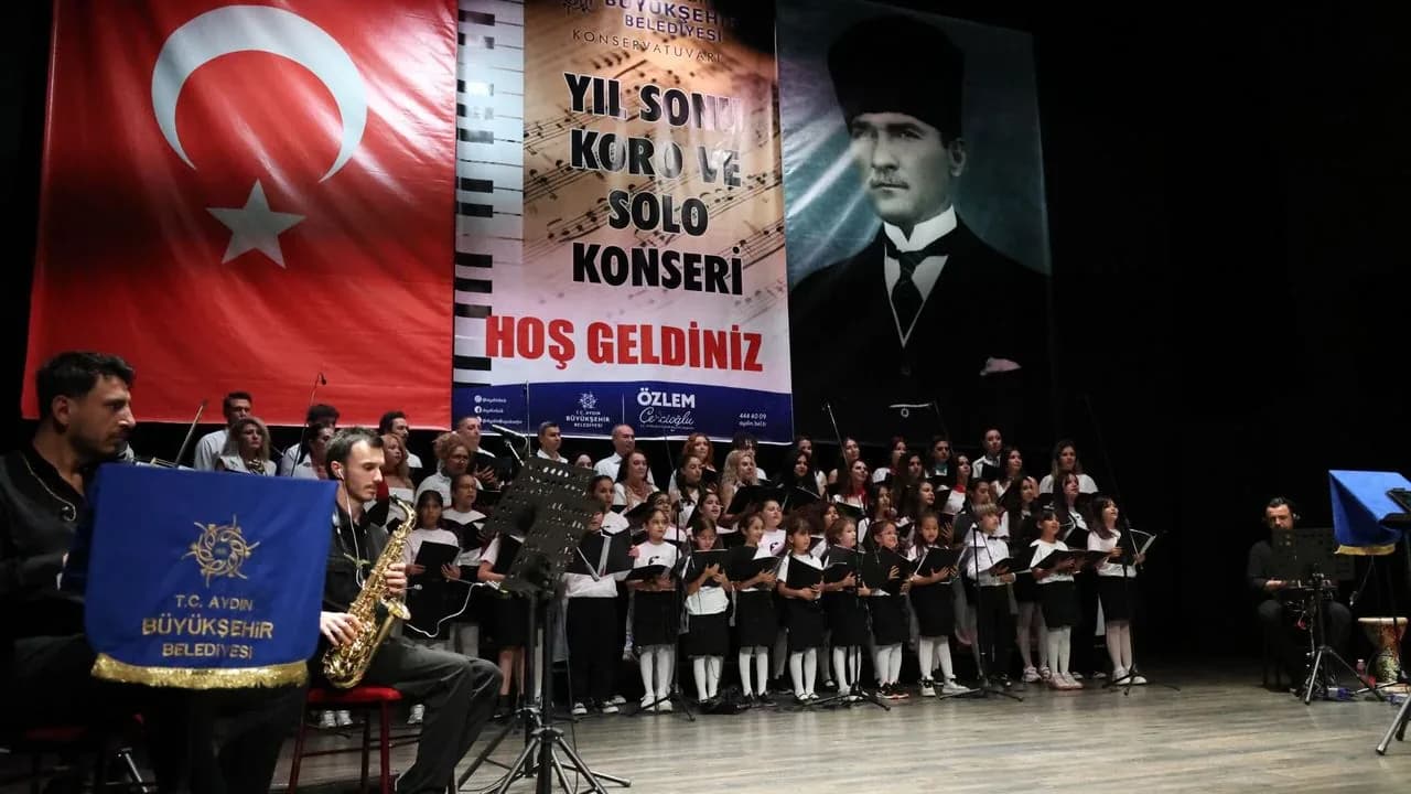 Aydın'da Sanat Rüzgarı: Konservatuar Öğrencilerinden Dev Performans Aydın'da Sanat Rüzgarı: Konservatuar Öğrencilerinden Dev Performans