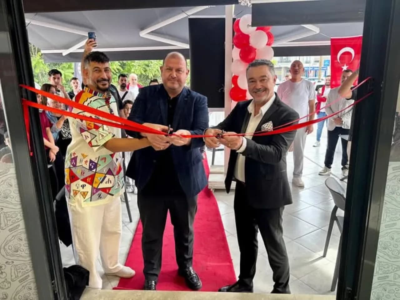 Menderes'e Yeni Pizza İşletmesi Açıldı Menderes'e Yeni Pizza İşletmesi Açıldı