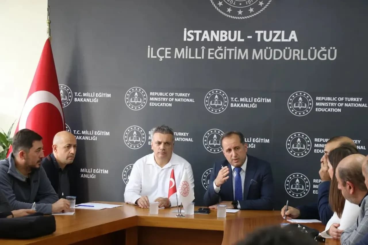 Tuzla'da Okullarda Afet ve İş Güvenliği Bilinci İçin Önemli Toplantı Tuzla'da Okullarda Afet ve İş Güvenliği Bilinci İçin Önemli Toplantı