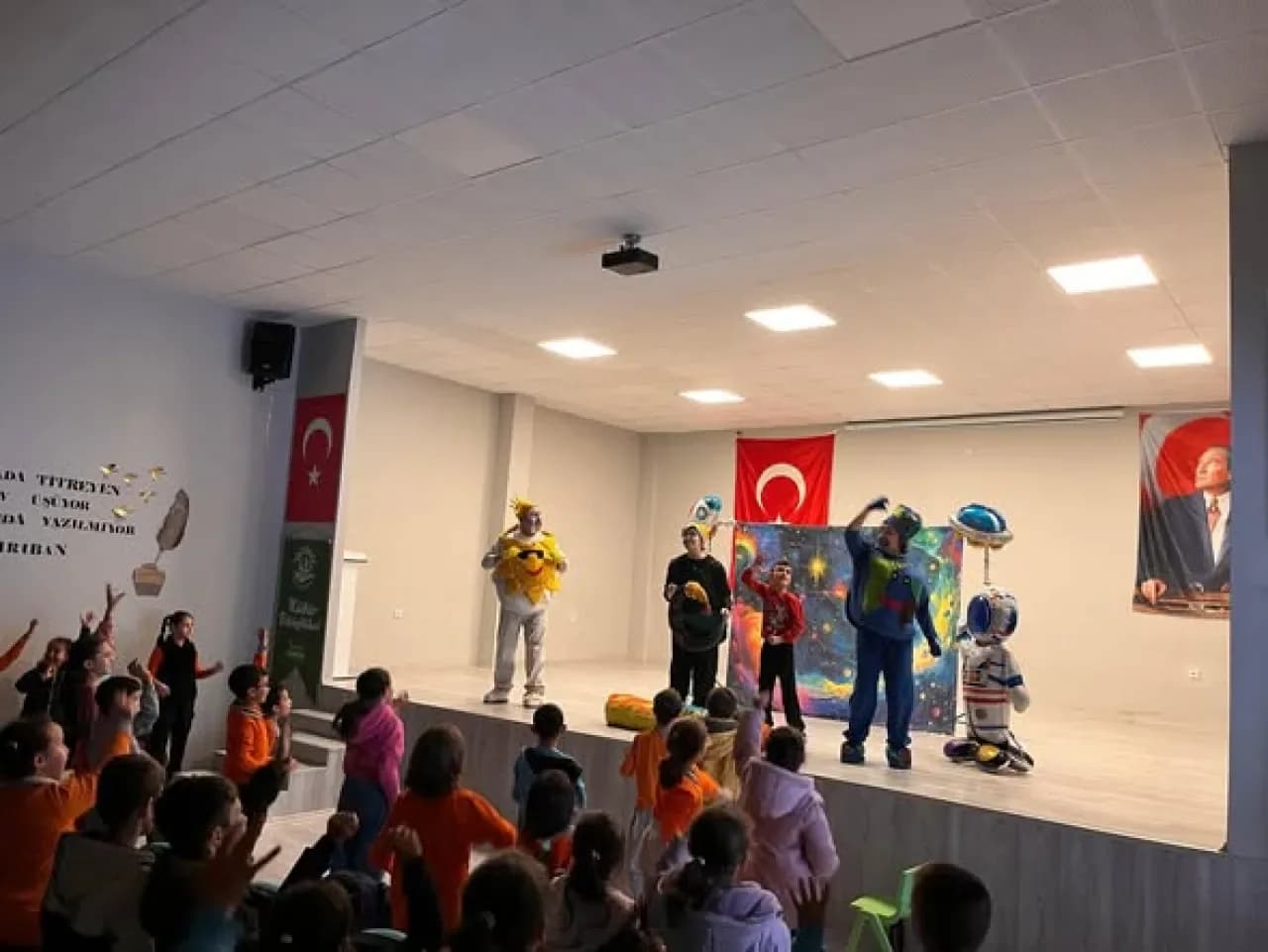 Kepsut'ta Öğrencilere Sıfır Atık Bilinci Aşılayan Özel Tiyatro Gösterisi Kepsut'ta Öğrencilere Sıfır Atık Bilinci Aşılayan Özel Tiyatro Gösterisi