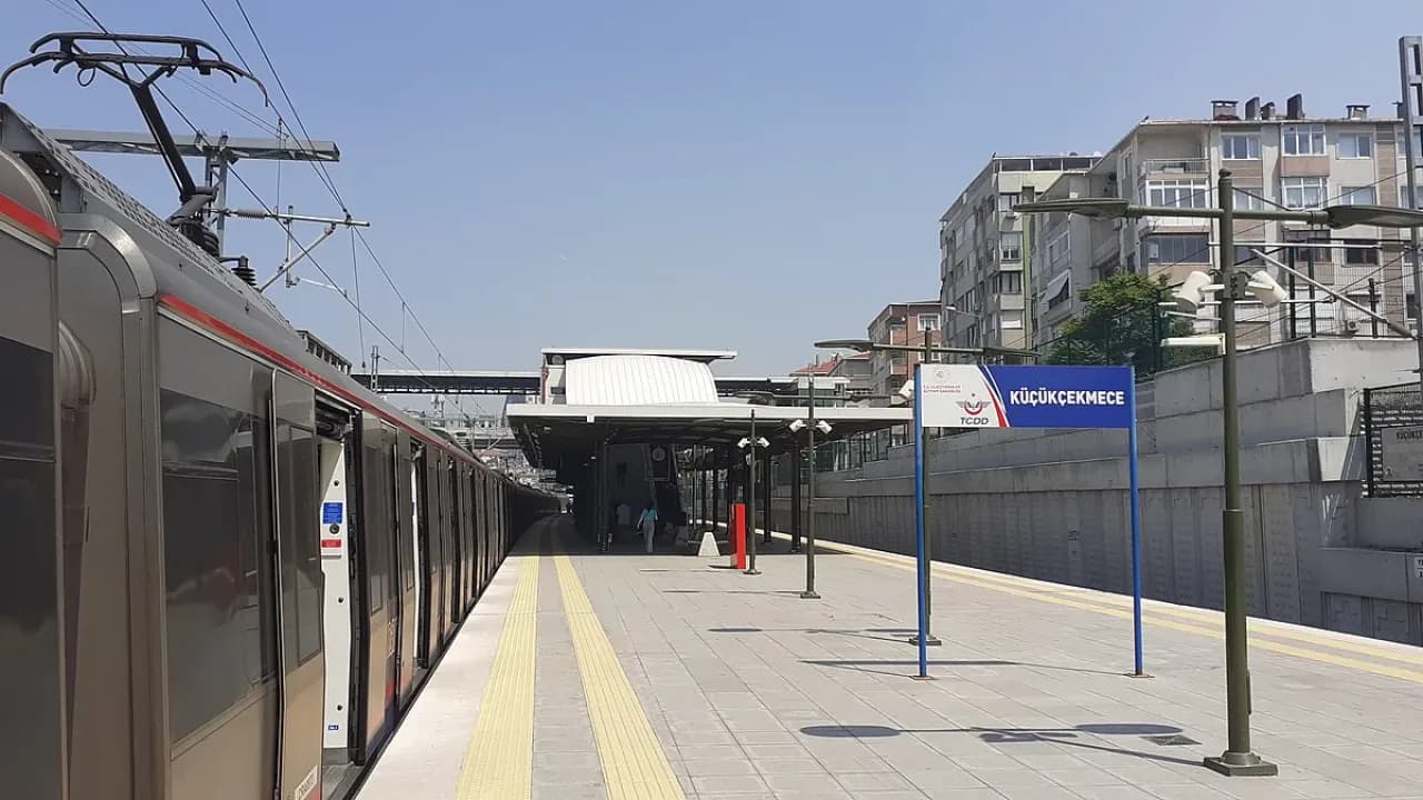 Küçükçekmece Marmaray İstasyonunda İntihar Vakası Küçükçekmece Marmaray İstasyonunda İntihar Vakası