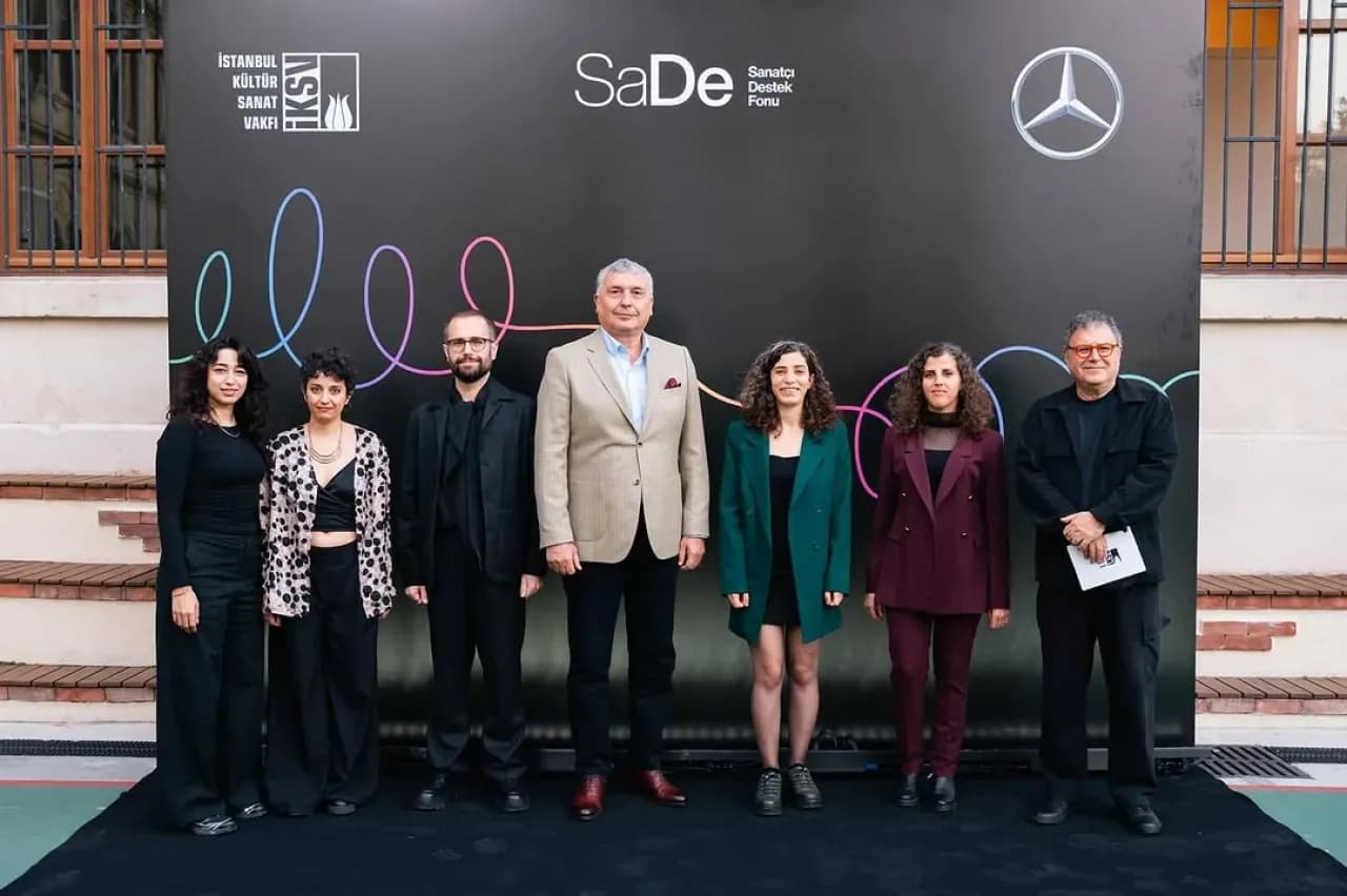 İKSV'nin Sanatçı Destek Fonu SaDe'nin Yeni Sergisi Saint Benoît Fransız Lisesi'nde Açıldı İKSV'nin Sanatçı Destek Fonu SaDe'nin Yeni Sergisi Saint Benoît Fransız Lisesi'nde Açıldı