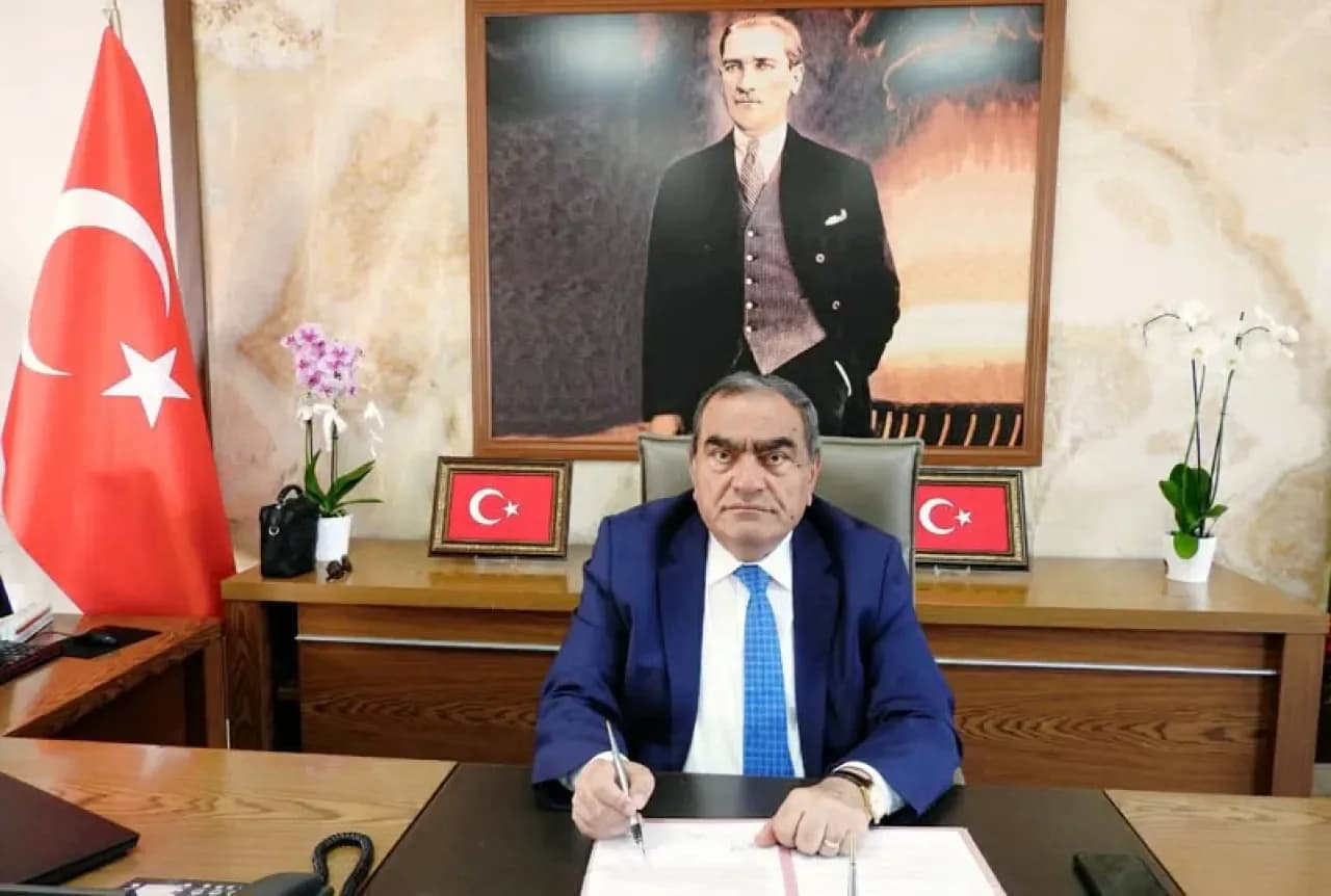 Mustafakemalpaşa Kaymakamı Mehmet Okur'un 24 Kasım Öğretmenler Günü Mesajı Mustafakemalpaşa Kaymakamı Mehmet Okur'un 24 Kasım Öğretmenler Günü Mesajı
