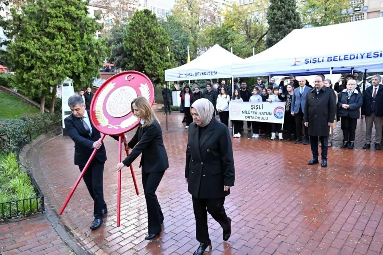 Şişli'de 24 Kasım Öğretmenler Günü Çelenk Sunma Töreni Düzenlendi Şişli'de 24 Kasım Öğretmenler Günü Çelenk Sunma Töreni Düzenlendi